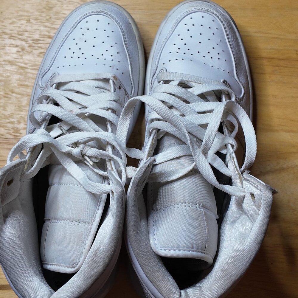 Air Jordan 1 Mid Triple White